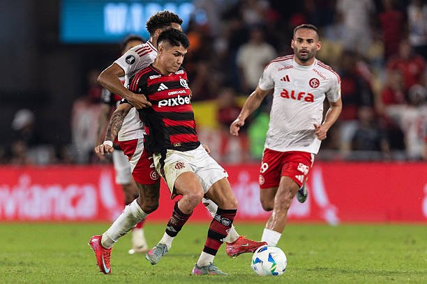 Flamengo visita o Internacional para defender liderança do Brasileirão