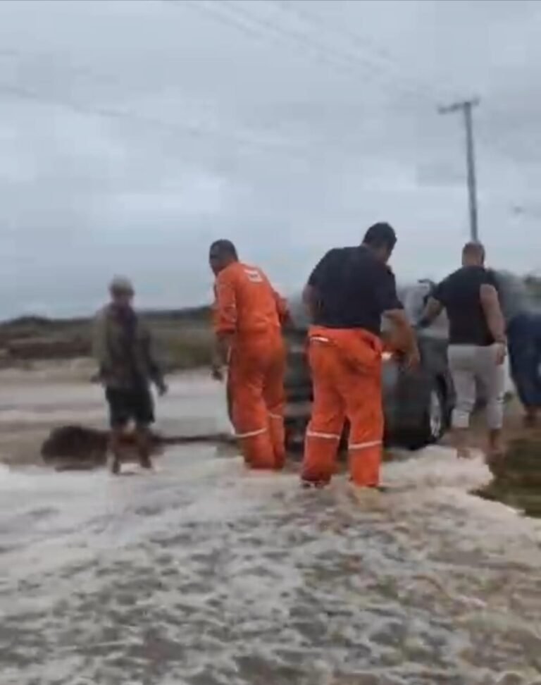 Estrada entre Farol e Barra do Furado fica tomada por areia e veículos atolam