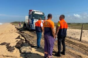 Ressaca intensifica erosão e afeta acesso entre Farol de São Tomé e Barra do Furado