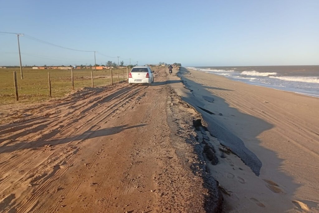 Avanço do mar preocupa e Prefeitura de Campos estuda desvio emergencial na estrada entre Farol e Barra do Furado
