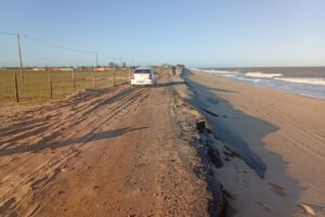 Avanço do mar preocupa e Prefeitura de Campos estuda desvio emergencial na estrada entre Farol e Barra do Furado