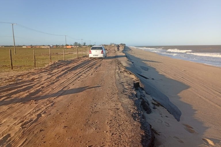 Avanço do mar preocupa e Prefeitura de Campos estuda desvio emergencial na estrada entre Farol e Barra do Furado