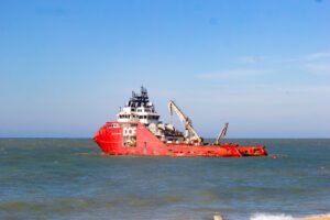 Macaé reforça segurança durante operação para retirar navio encalhado