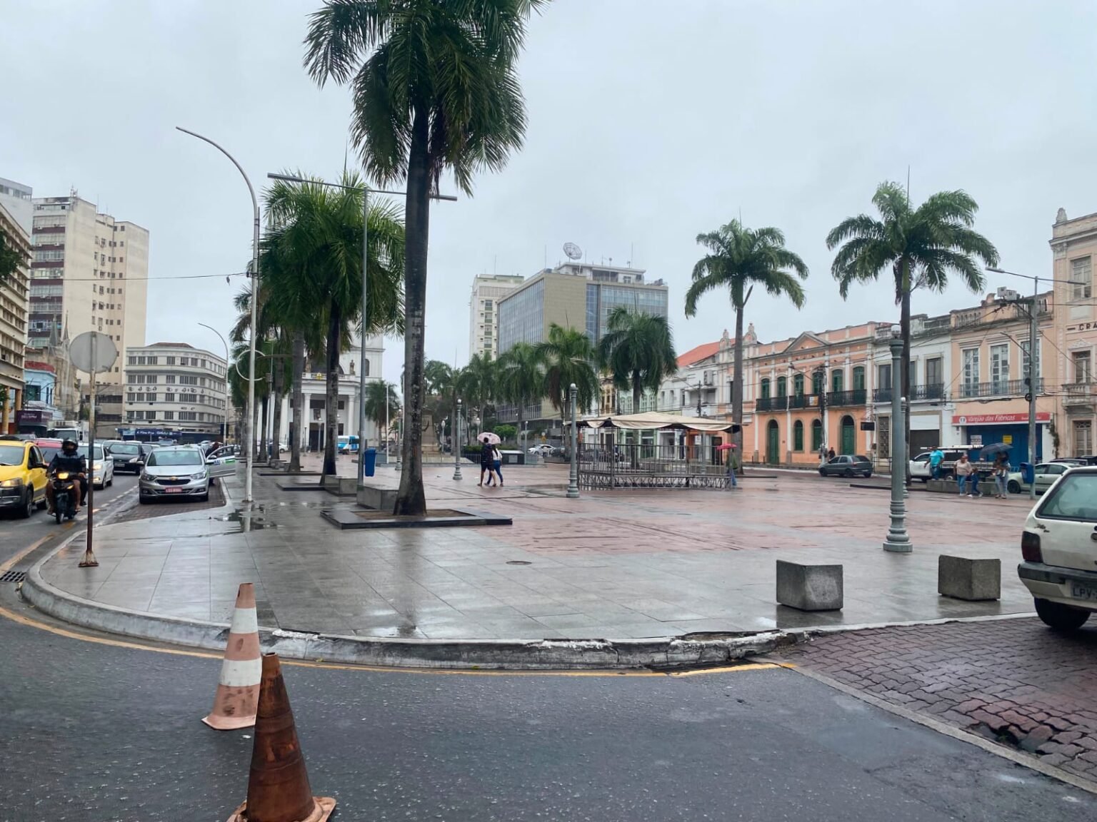 Frente fria muda o tempo em Campos e deixa terça-feira chuvosa e com temperaturas mais baixas