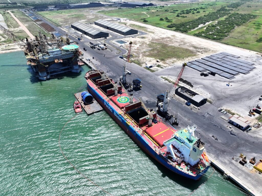 Porto do Açu fecha parceria com Petrobras para exportação de coque de petróleo