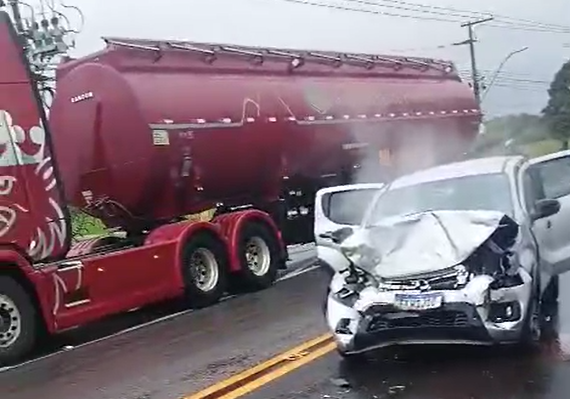 Colisão entre carro e ônibus deixa três feridos na BR-101 em Campos