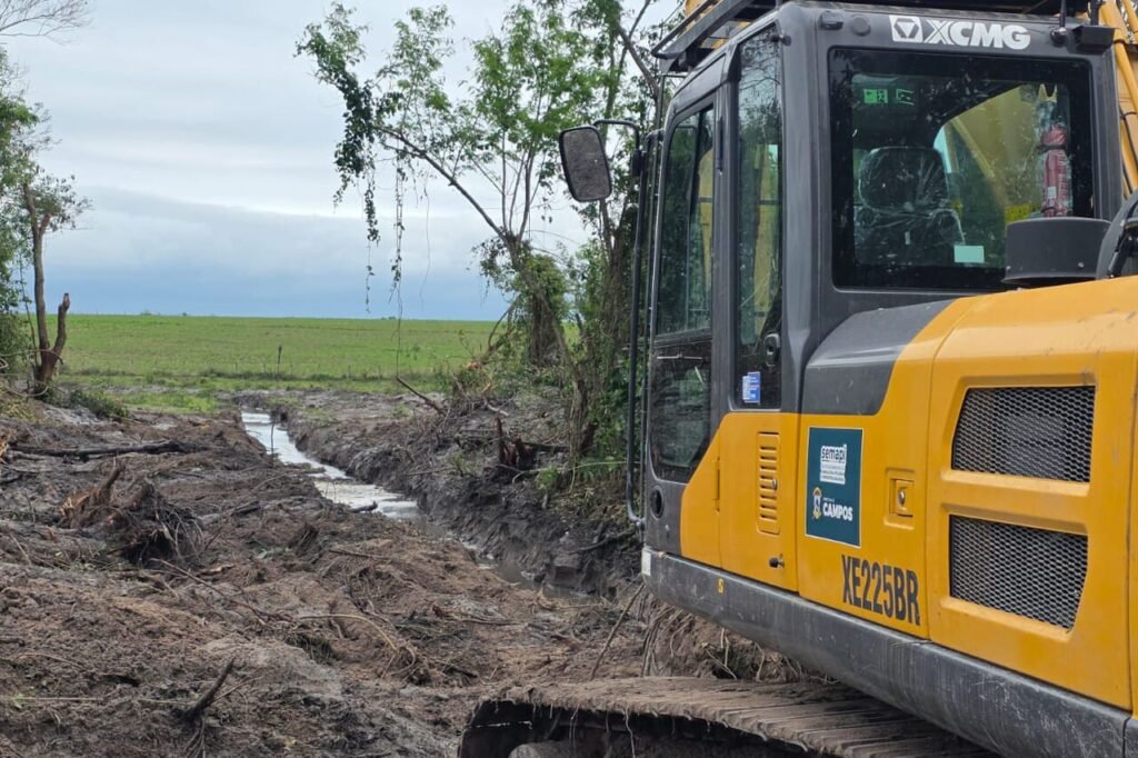 Canal Giró Faísca é desobstruído para reforçar segurança hídrica na zona rural de Campos