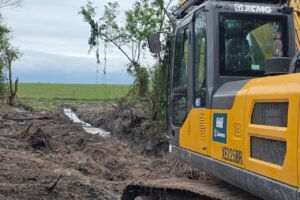Canal Giró Faísca é desobstruído para reforçar segurança hídrica na zona rural de Campos