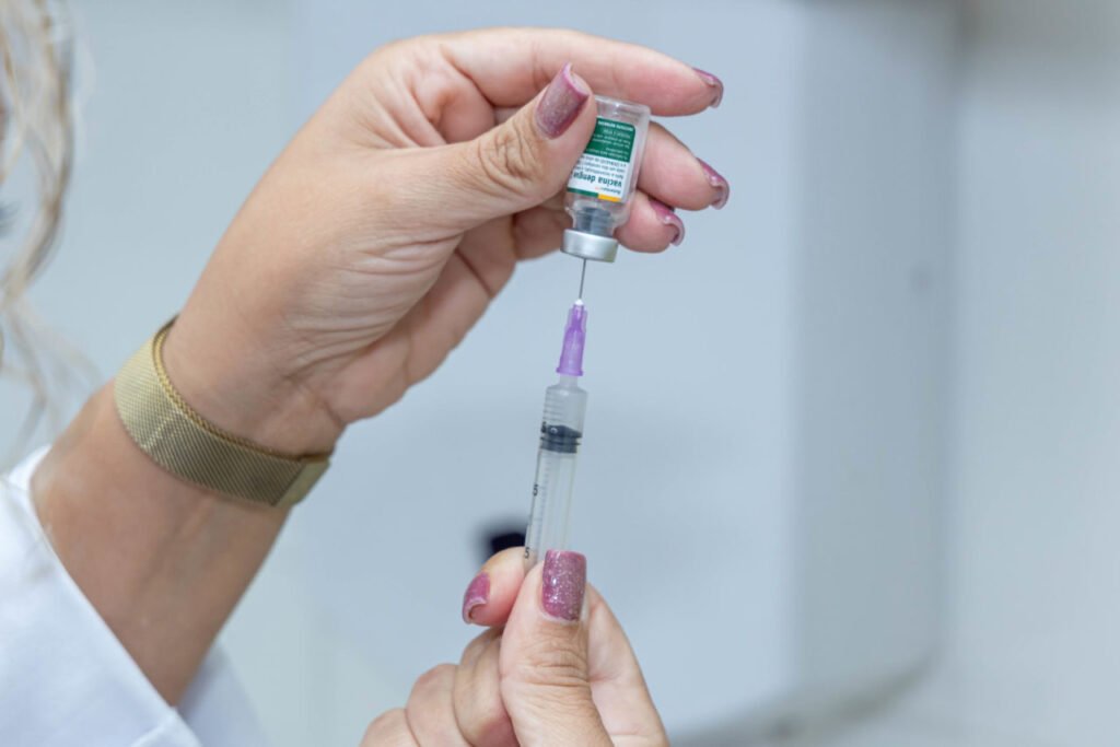 Campos reforça vacinação contra a dengue entre crianças e adolescentes