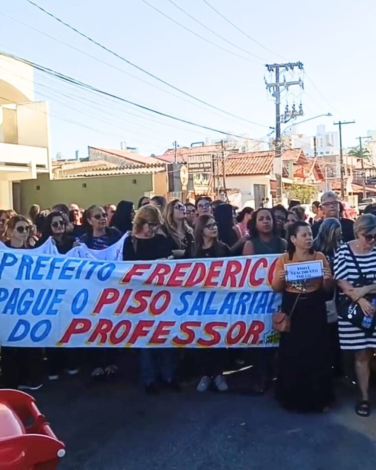 Servidores da Educação e da Saúde fazem ato em frente à Prefeitura de Campos