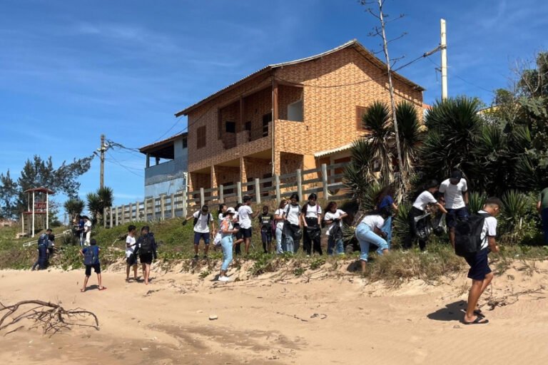Praia do Sonho recebe ação ambiental com participação de 400 alunos em São Francisco