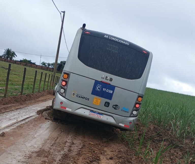 Micro-ônibus atola em estrada de lama e deixa passageiros de Morro do Coco sem transporte