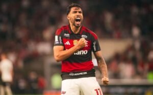 Flamengo vence Corinthians no fim e retoma liderança do Brasileirão