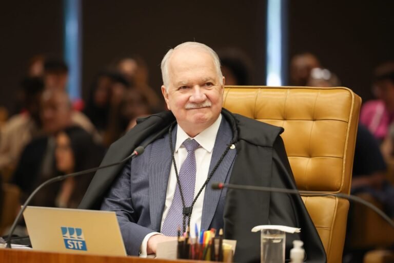 Fachin intervém na crise do STF e suspende decisões de Mendonça e Dino