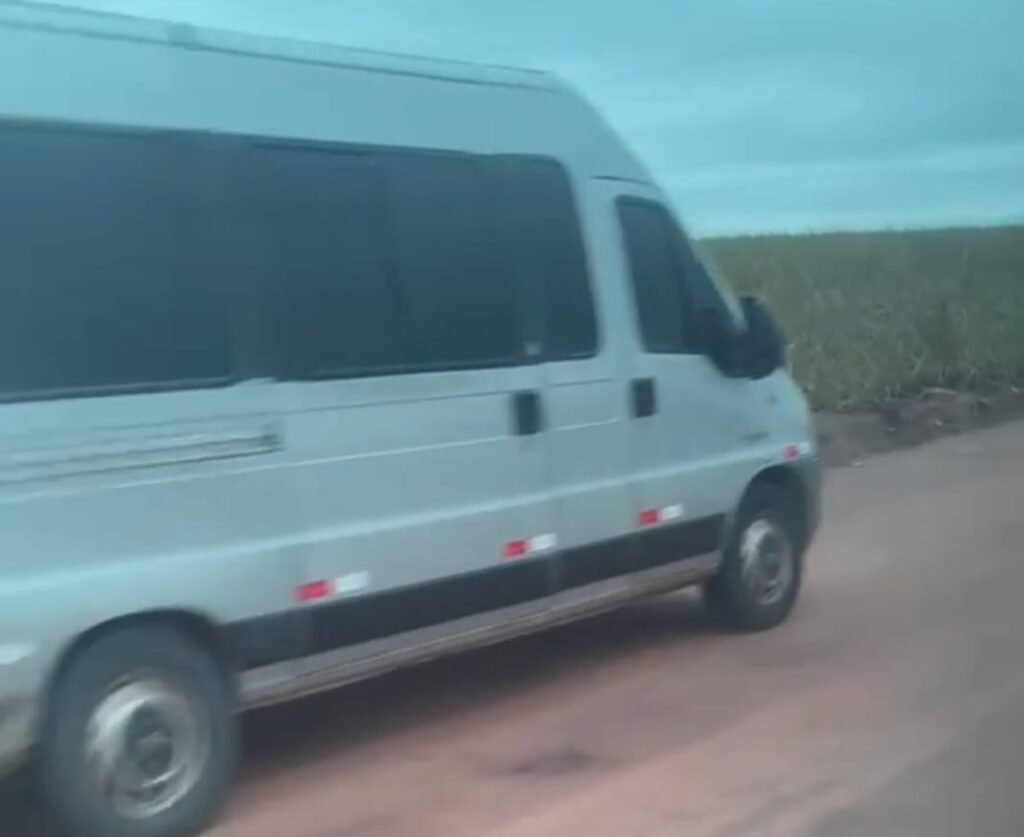 Moradores voltam a denunciar passagem de micro-ônibus por estrada de lama em Guandu