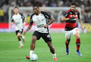 Flamengo recebe o Corinthians no Maracanã para defender a liderança do Brasileirão