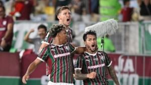 Fluminense vira nos acréscimos, vence o Inter e sobe para o 5º lugar no Brasileirão