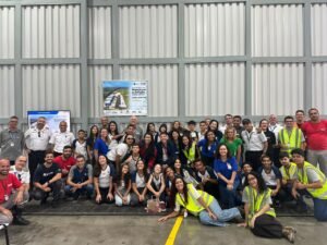 Estudantes de Campos conhecem de perto a aviação offshore em visita ao heliporto do Farol