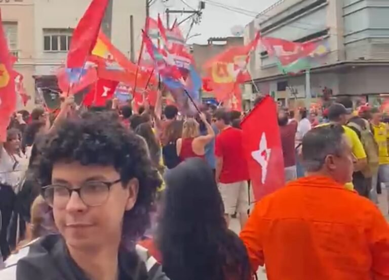 Atos de campanha de Lula e Flávio Bolsonaro se encontram e geram tensão em Campos