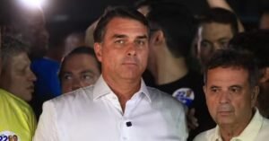 PF tenta localizar Flávio Bolsonaro após cancelamento de passaportes