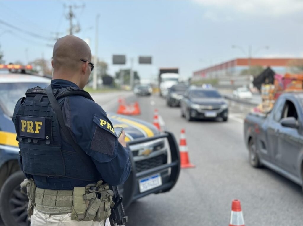 Volta do feriadão deve intensificar o trânsito na BR-101 e na ViaLagos