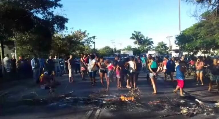 Moradores de Martins Lage interditam BR-356 para cobrar melhorias em Campos