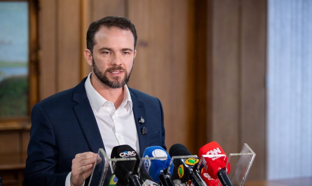 Fazenda mantém previsão de superávit primário para 2027, afirma ministro