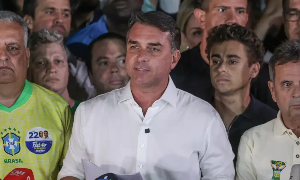 PF consulta autoridades argentinas após notícia sobre possível saída de Flávio Bolsonaro do Brasil