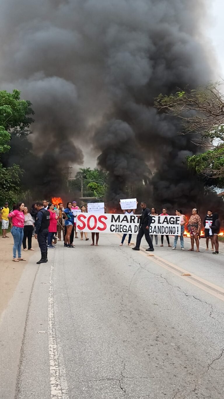 Moradores voltam a fechar a BR-356 e cobram melhorias em Martins Lage