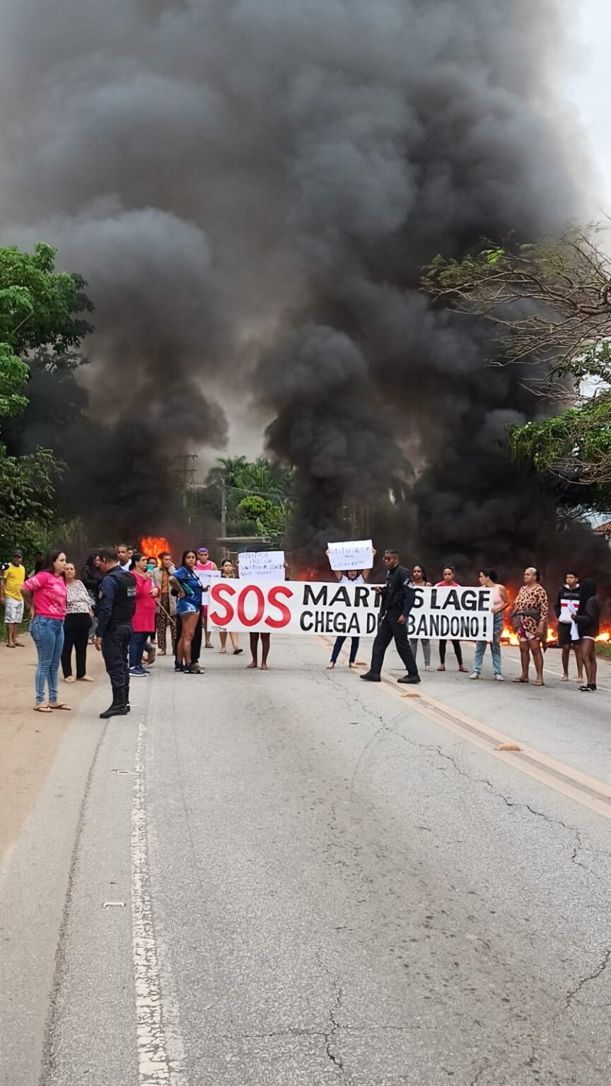 Moradores voltam a fechar a BR-356 e cobram melhorias em Martins Lage