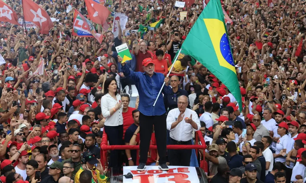 Lula é reeleito presidente e conquista quarto mandato após virada no segundo turno
