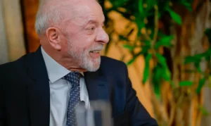 Lula anuncia autorização para abertura de sigilos e desafia Flávio Bolsonaro