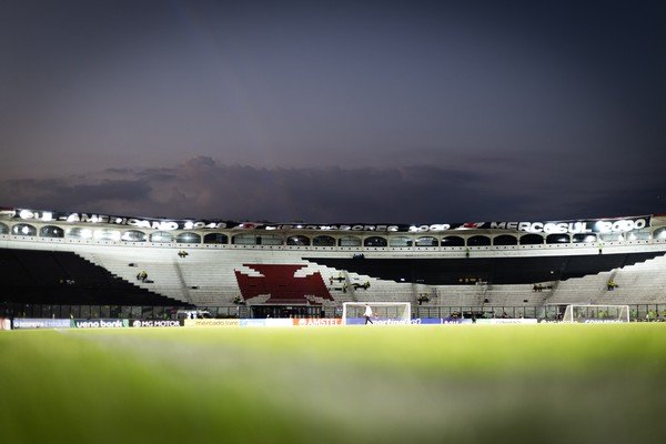 Vasco recebe o Corinthians em confronto direto contra o rebaixamento