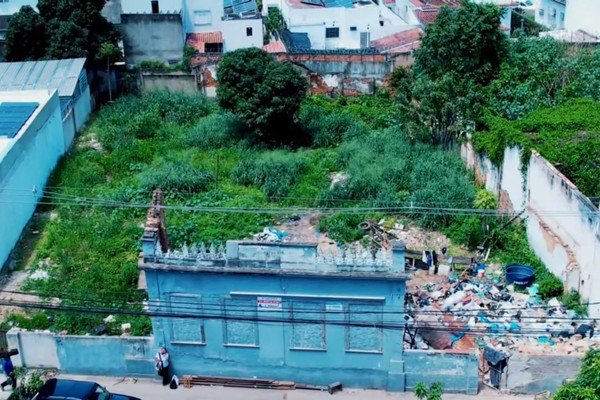 Campos emite mais de 1,1 mil notificações por terrenos e imóveis abandonados em 2026